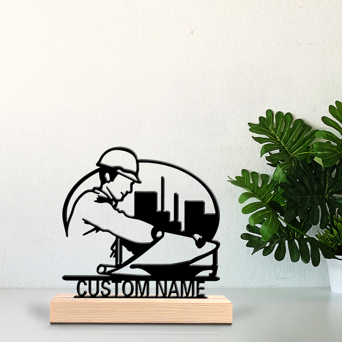 Art Craft Wood - งานฝีมือประติมากรรมโลหะรูปคนงานก่อสร้าง 1 ชิ้น พร้อมฐานไม้ ของตกแต่งทำจากดีบุกพร้อมฐานไม้ สำหรับเป็นของขวัญสำหรับเยาวชน